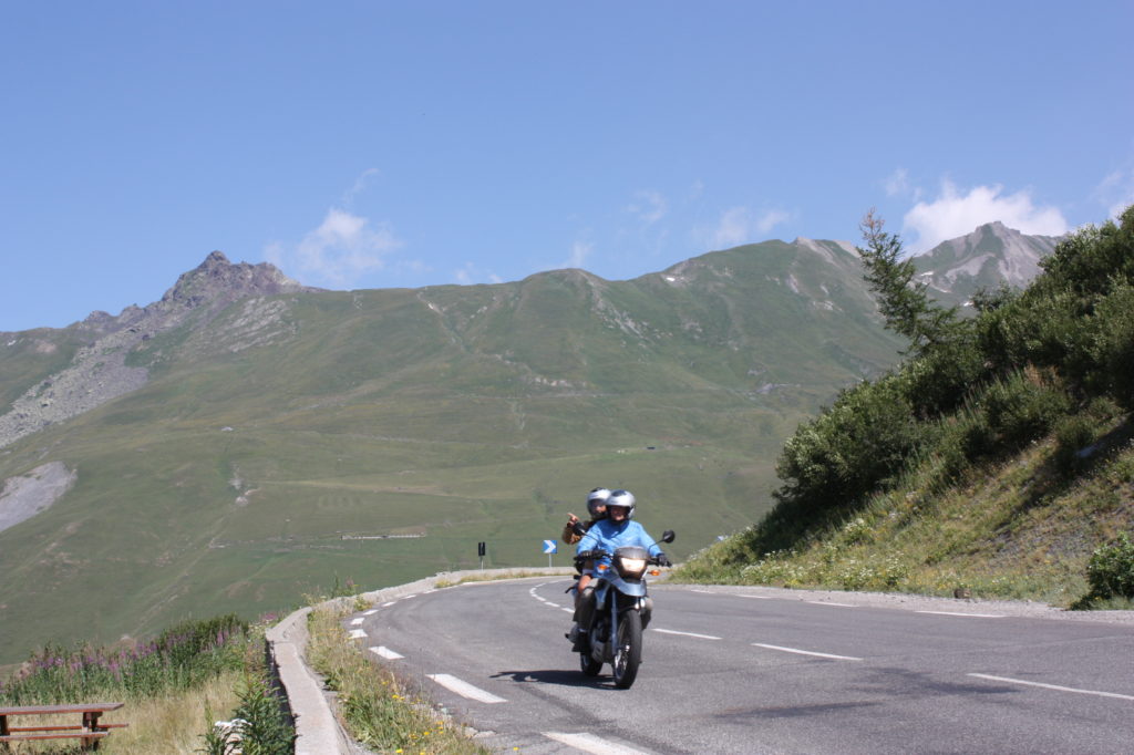 Couple-motards-Alpes